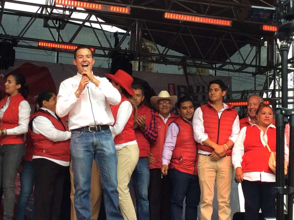 Irving Burges llama a terminar con cacicazgo en Texcoco.